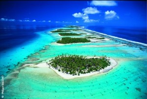 Vue aÃ©rienne de l'atoll de Rangiroa.